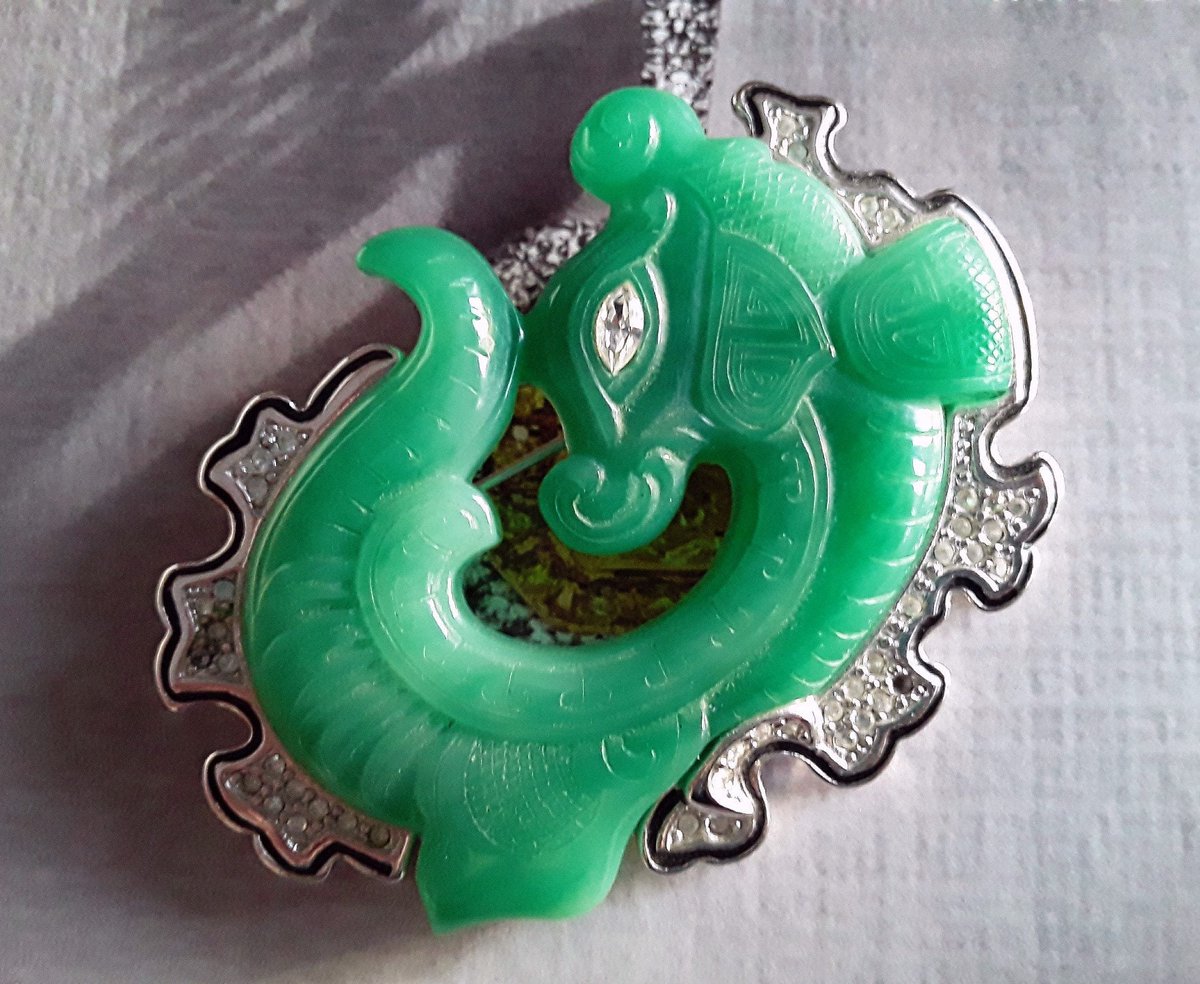 renaissancefai's tweet photo. KENNETH LANE Faux Jade Dragon Brooch, Asian Inspired Green Carved Lucite, Crystal Eye, Vintage https://t.co/PmYDMs72o1 #green #animals #silver #women #glass #kennethlanebrooch #greenlucite #carvedetched https://t.co/Xy47SNncaL
