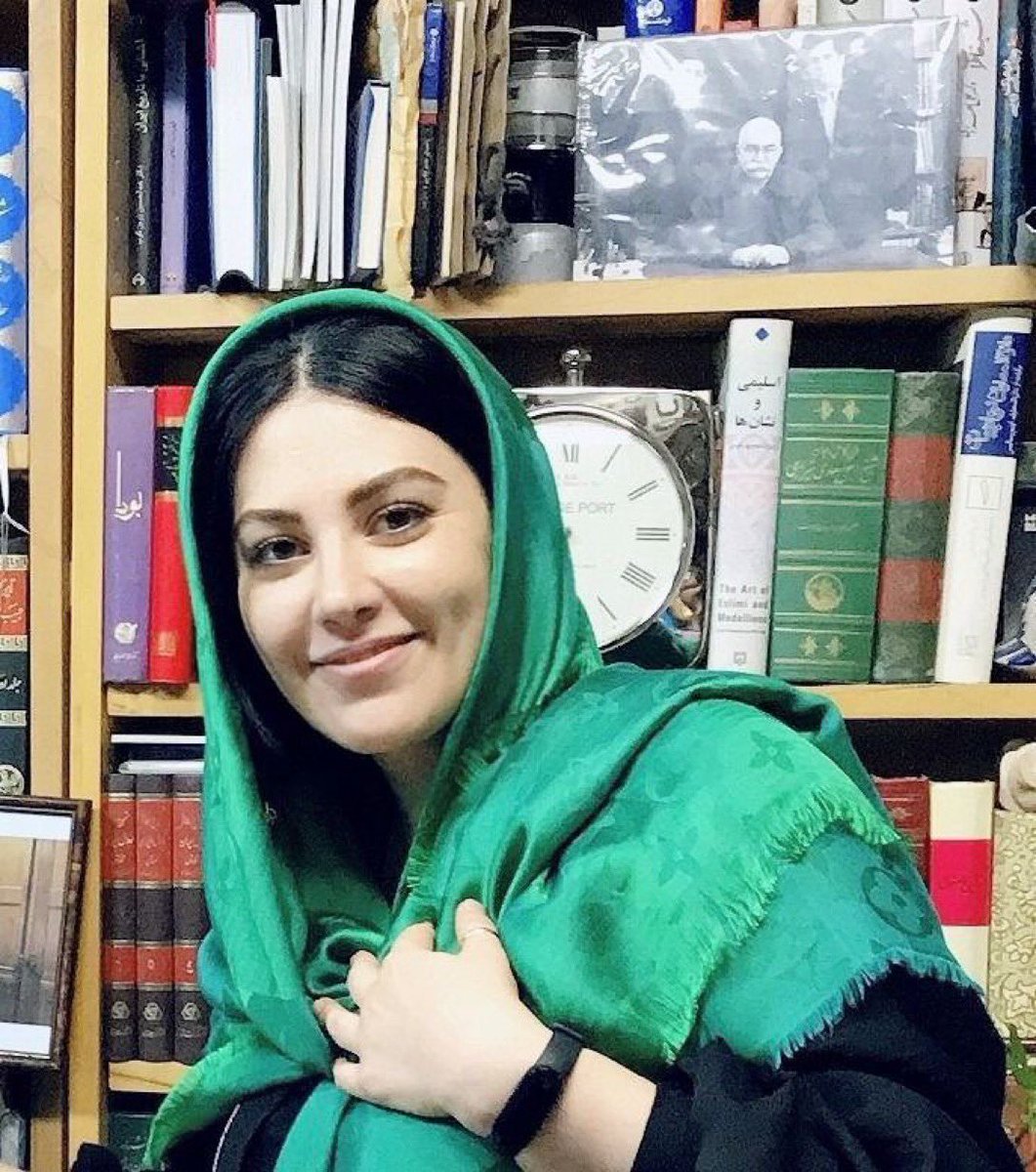 Bijan63's tweet photo. #Iran:
Dit is #Behnaz_Amani, professor Engelse taal.
Ze werd in okt gearresteerd voor t ondertekenen vd verklaring v universiteitsprofessoren die de arrestatie v studenten veroordelen.
Inmiddels is bij haar baarmoederkanker in n vergevorderd stadium vastgesteld
Wees svp haar stem https://t.co/yuLVAWXISj