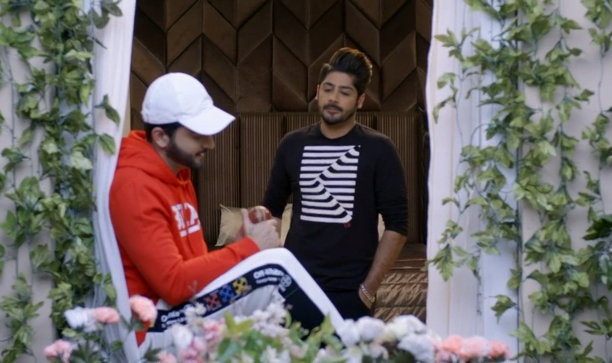 Anvi05S's tweet photo. Two Luthra brothers in this pic...♥️
#TKL , smiling in his own world..😜
Found very happy &amp; cute bot Luthra brothers...❤️🤍🖤
&amp; Loved this view too ....💚🤍✨
#TheKaranLuthra #SameerLuthra 
#DheerajDhoopar #AbhishekKapur https://t.co/sD3EIq6VfP