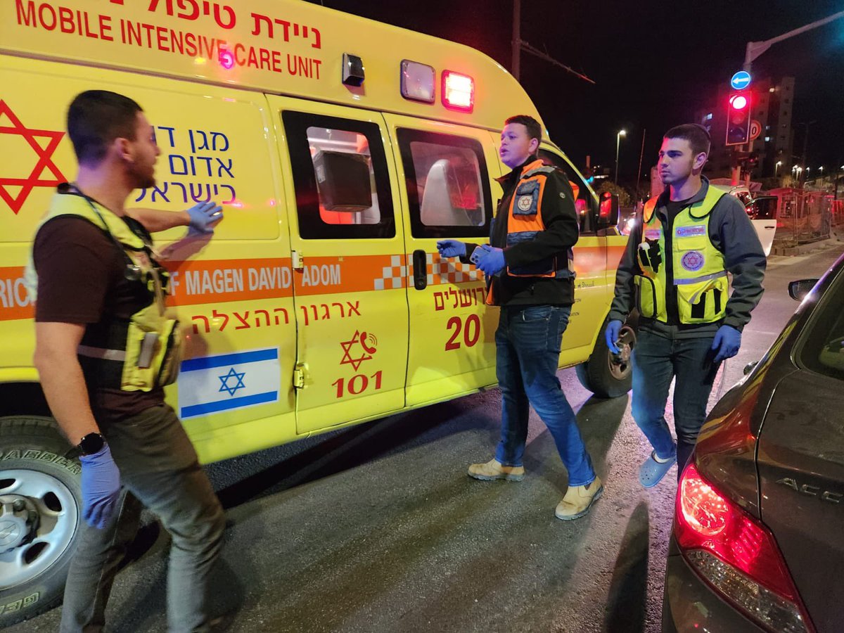 7 قتلى و10 جرحى إثر عملية إرهابية في كنيس يهودي في أورشليم 

وصل المسعفون إلى مكان الحادث