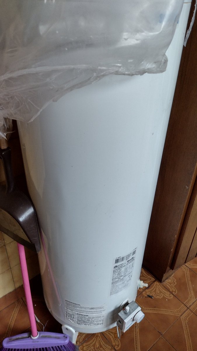 Eaaaaaa vino el plomero a poner los termotanques del búnker 😎😎😎😎 me voy a poder bañar para prender está noche desde el búnker papá vaaaamooooo