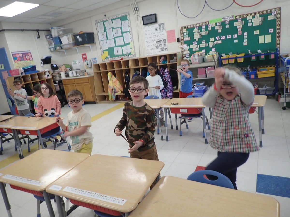 MclayVirginia's tweet photo. Wizards and Wands start with W!!!! #hdsdpride #hdespride Spelling SNAP WORDS with Wands! https://t.co/7Ho8RiY9BY