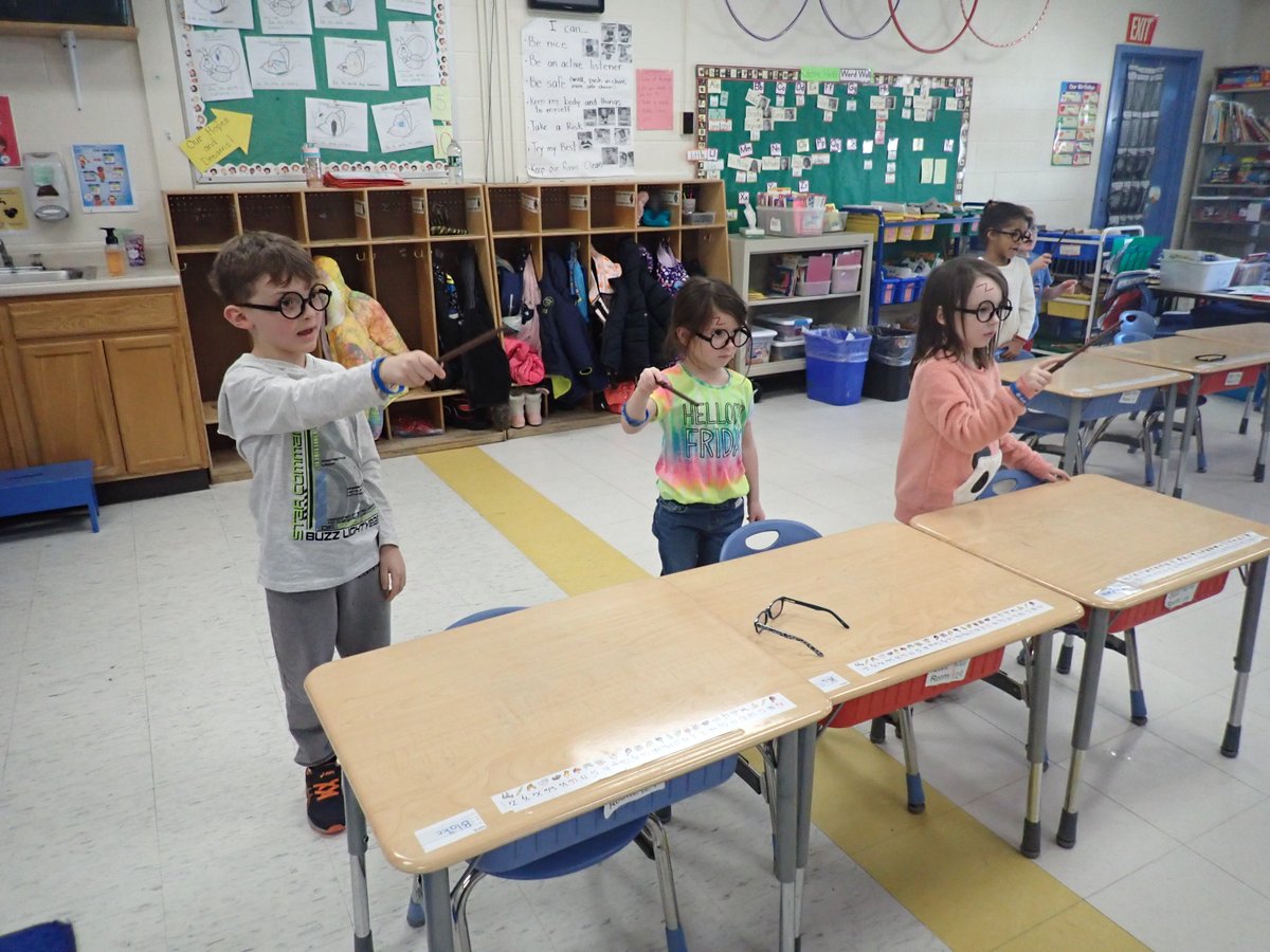 MclayVirginia's tweet photo. Wizards and Wands start with W!!!! #hdsdpride #hdespride Spelling SNAP WORDS with Wands! https://t.co/7Ho8RiY9BY