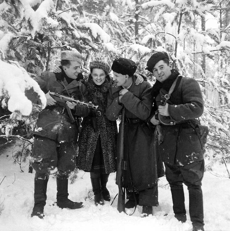 MelinaBorcakEng's tweet photo. It's often forgotten how active and heroic Jewish people were in the resistance against Nazis. There were SOOOO MANY that I made a whole thread just about Bosnian Jewish Fighters who were students at my school in Sarajevo! Get ready:
#HolocaustRemembranceDay https://t.co/KrOcF08R2d