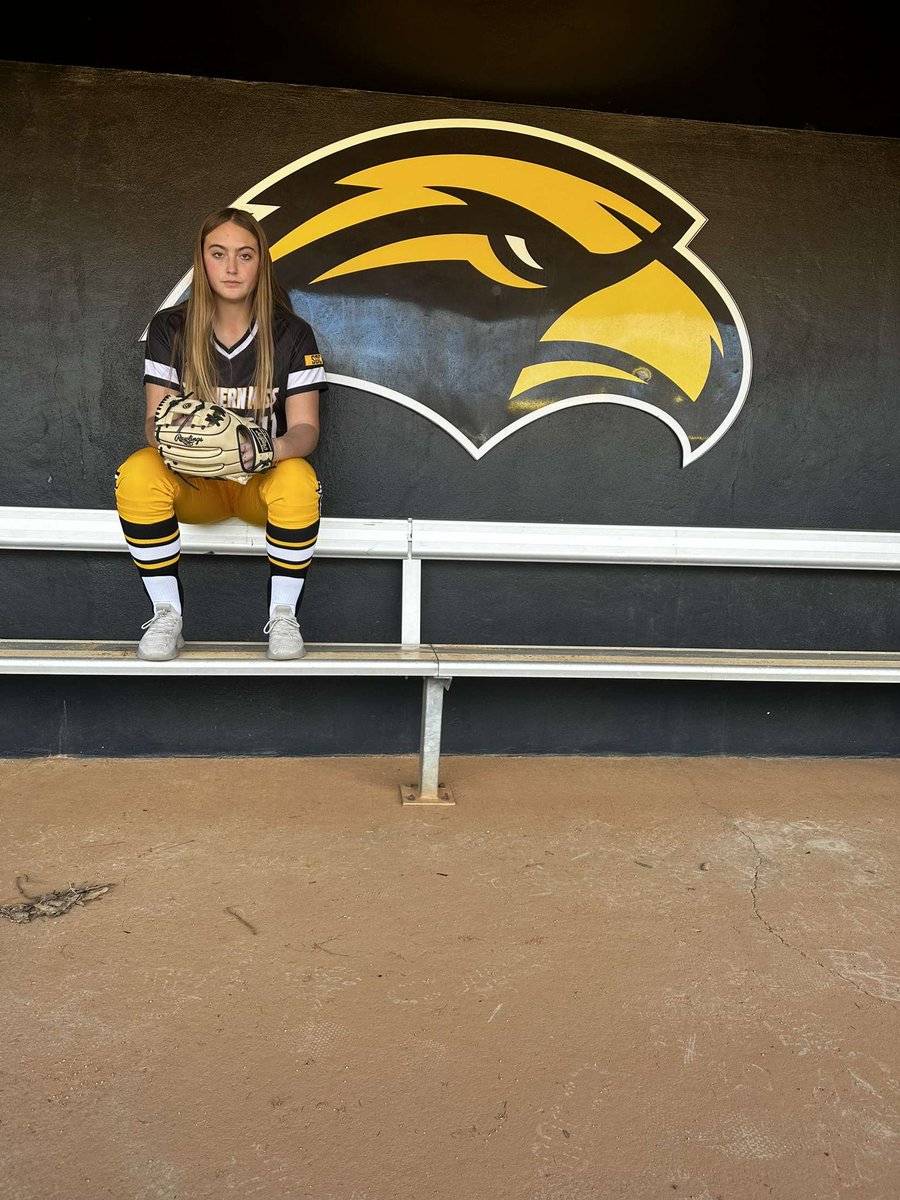 KayceBennett4's tweet photo. Official visit!!! It went great. I am so thankful they gave me an opportunity to talk with their girls and connect with them more. #SMTTT #Next4years @d1vision_sb @BigRockHawk @NataliePooleUSM @IzzyWerdann @liveoaksb_ https://t.co/9jVLfzvVzJ