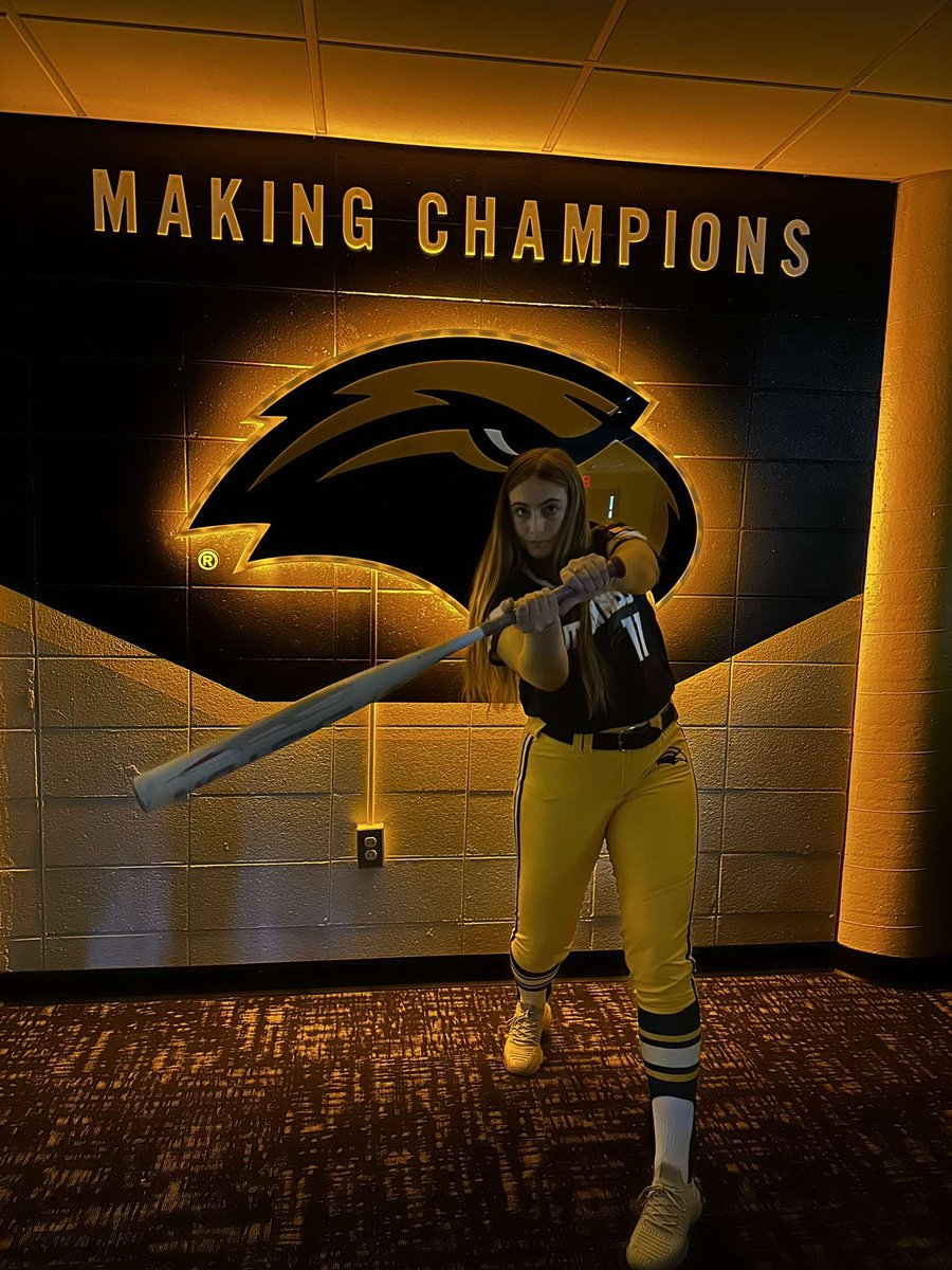 KayceBennett4's tweet photo. Official visit!!! It went great. I am so thankful they gave me an opportunity to talk with their girls and connect with them more. #SMTTT #Next4years @d1vision_sb @BigRockHawk @NataliePooleUSM @IzzyWerdann @liveoaksb_ https://t.co/9jVLfzvVzJ