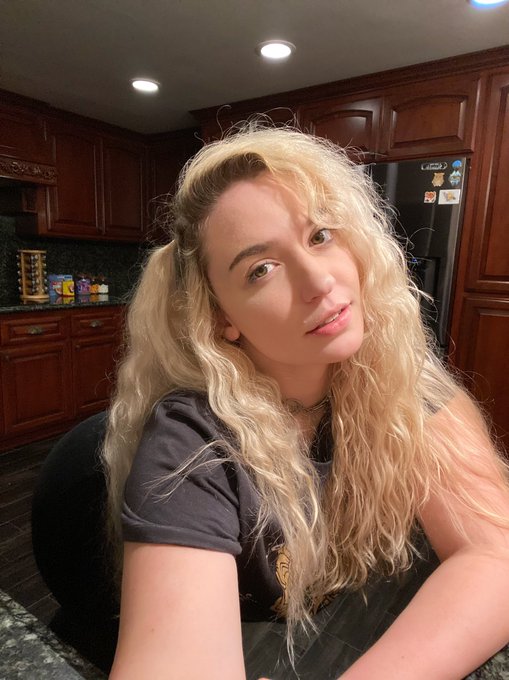 me or anime? https://t.co/um7V3xunZx