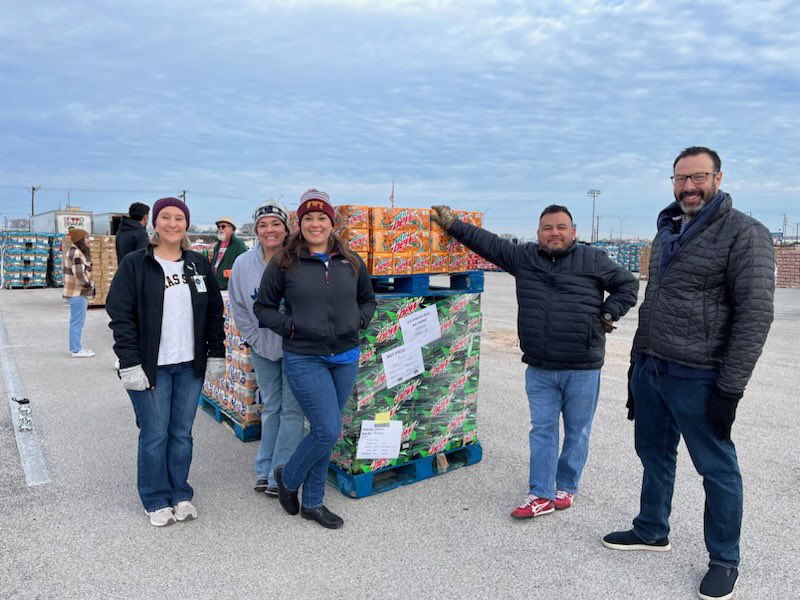 NISDSpecialEd's tweet image. Some more behind the scenes with our amazing volunteers! @SETransition @NISDAdaptedPE @NISDSpOlympics 
@NISD BIG SHOUT OUT TO @safoodbank for their service to San Antonio 🙌🏼
