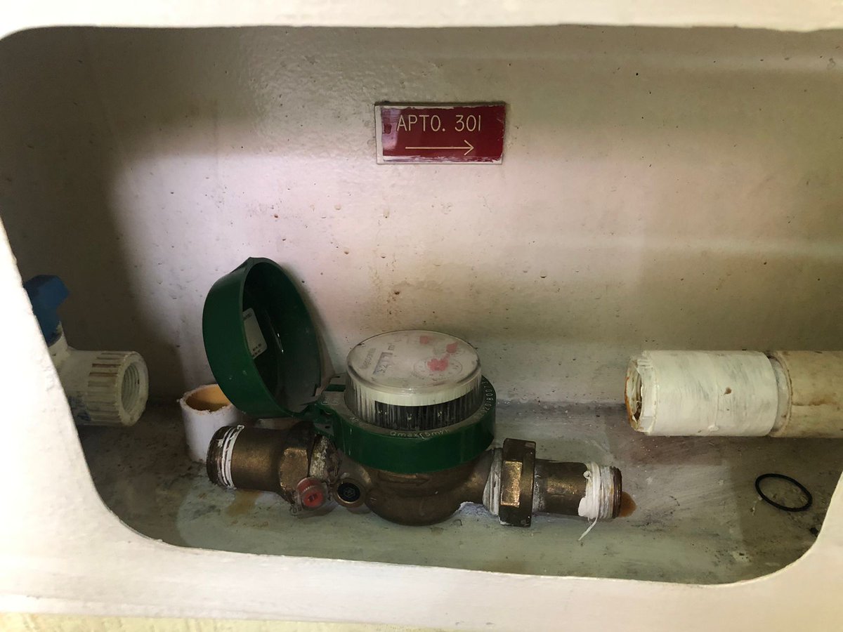 sres <a href="/AcueductoBogota/">Acueducto de Bogotá</a> sus funcionarios hacen esto cuando cortan el servicio??? Nunca he visto algo así