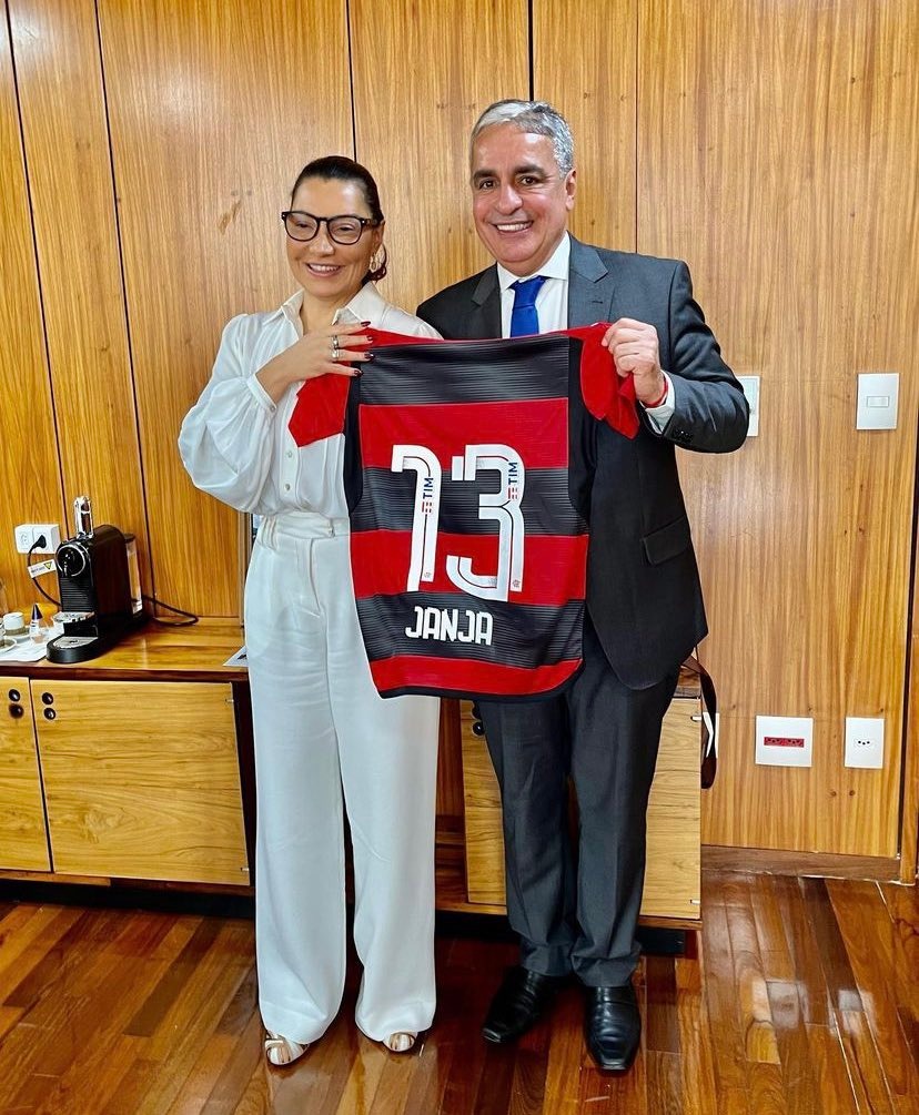 ColunadoFla's tweet photo. Declarada flamenguista, primeira-dama Janja posa com o novo manto do Flamengo! 🔴⚫ https://t.co/33swYpSL1r
