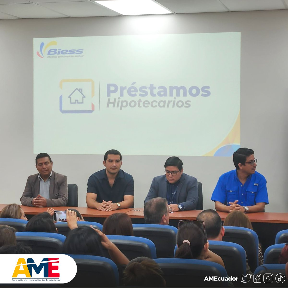 #AMEregional4 | <a href="/EduardoHernad10/">Eduardo Hernandez</a>, coordinador de #AME, participó en el taller #ExpoConstrucción2023, para inversionistas de proyectos inmobiliarios. 💵🏙️

✅Se socializó nuevas políticas públicas en préstamos hipotecarios.

🤝 Organiza <a href="/BiessEcuador/">Biess</a>, <a href="/Camara_Const_P/">Camara de la Construccion Portoviejo</a> y #AME.