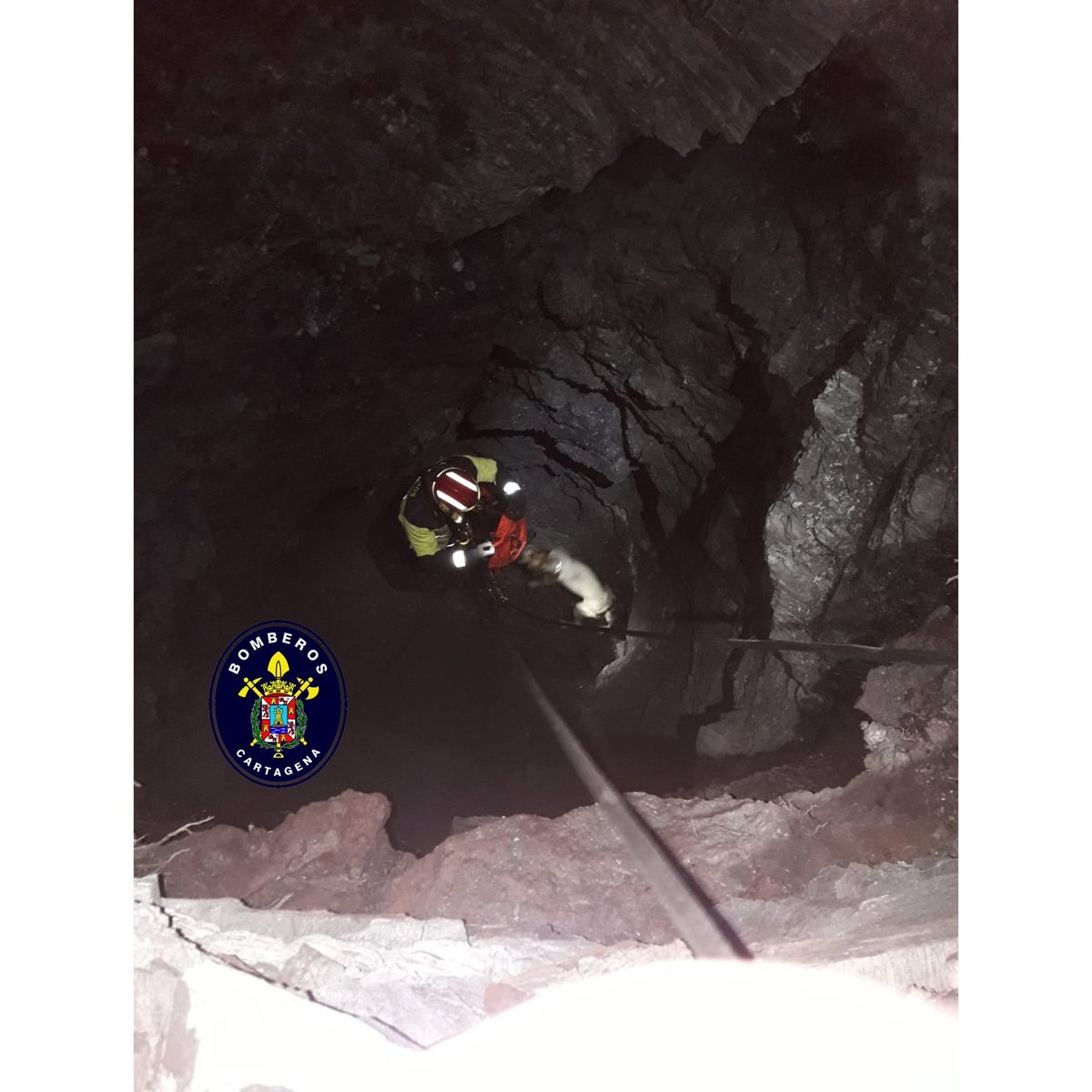 Bomberos_CT's tweet photo. 🚨 17.46 recibimos aviso de @112rmurcia en Sala de @Bomberos_CT  perro precipitado en un pozo de 🔟mts en zona de #CalaReona #Cartagena 
➡️Se desplazan dos vehículos🚒🚒 con remolque de rescate en altura y 6️⃣👨‍🚒. 
➡️ El perro Rescatado en buen estado, se hace cargo el propietario. https://t.co/AIV30w0N2b
