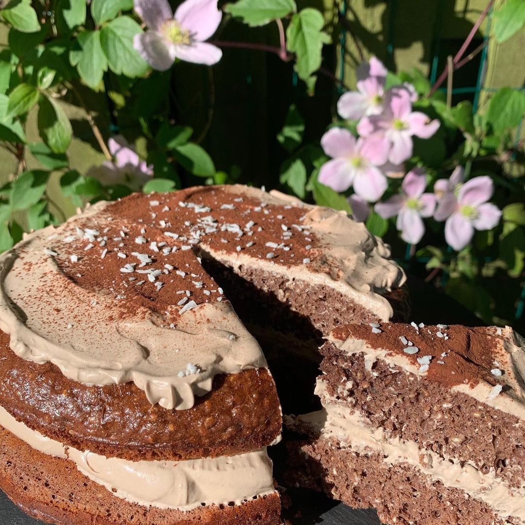exantediet's tweet photo. Happy #ChocolateCakeDay! 🎂

Did you know that even chocolate cake isn't off-limits on the exante diet? Take a look at @kateslosingit1 and alison.does.exante's delicious pack hack cake creations!

For the full recipes, click here: https://t.co/Gh9hE2RkCk https://t.co/U2sW9fyzBv