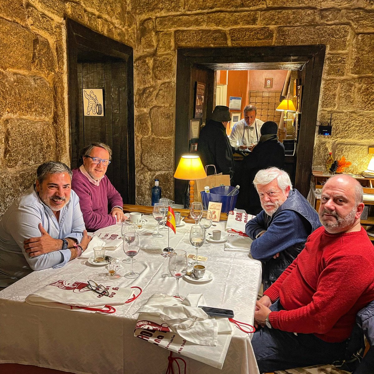 Hoy era una de esas reuniones donde toca callar y aprender. Cocido en #Charolés #ElEscorial de <a href="/manolocharoles/">jxxa.eth</a> con amigos <a href="/salsadechiles/">Carlos Maribona</a> Félix Ribadulla y <a href="/uncomino/">Benjamín Lana</a> nos llevamos calorías para unos cuantos días…

#food #foodies #gastro #gastronomia #cocido #cocidomadrileño