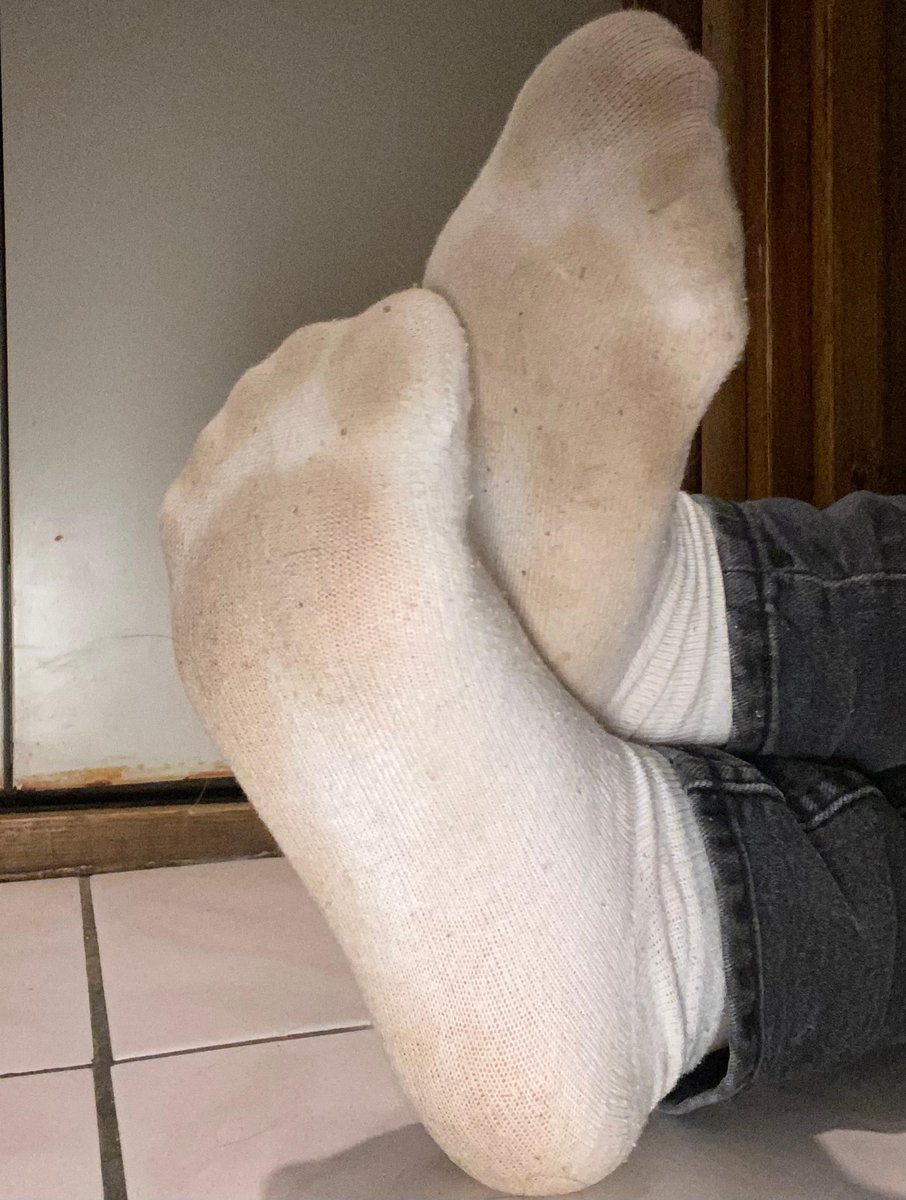 queennawashi's tweet photo. Viens m’acheter mes chaussettes toutes sales que je porte encore 😏 https://t.co/7nLzof1QRI https://t.co/0BGNn4QY83