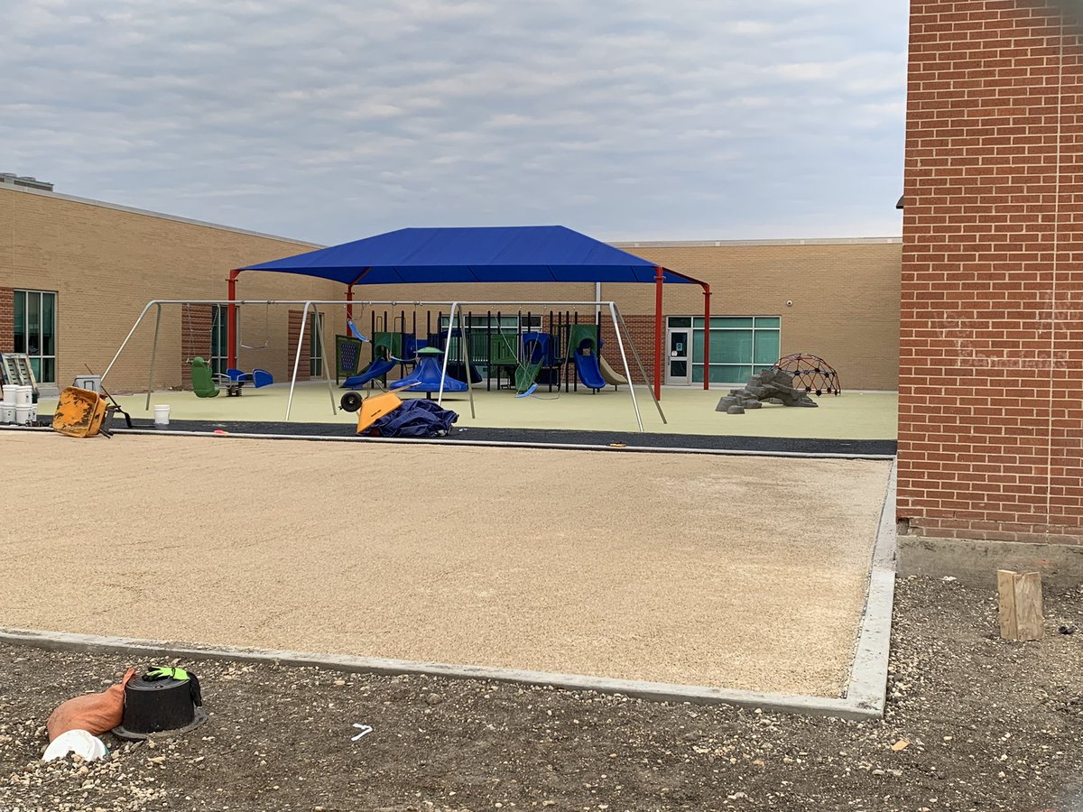 rubymmoseley's tweet photo. Wrapping up #HallwayHeroes day at #OCES - enjoyed getting a peek at the new playgrounds during the exterior door checks! @cisdnews #BondAtWork #schoolsafety #volunteer #Ocelots https://t.co/5cMN5LDD3x