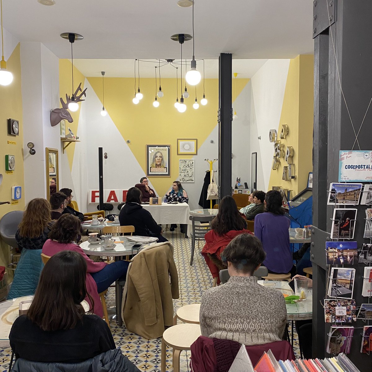 Fantástica presentación de ‘Biciosas’, de la mano de <a href="/Ana_Amigo_V/">Ana Amigo (🦋 @anaamigo)</a> y <a href="/AsociacionRb/">Rebelión Feminista</a> y @femidisca3912 

Un ensayo que interrelaciona la #bixesualidad y lo #queer desde un enfoque interseccional. 

#LibrosRecomendados #leonesp