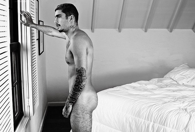marquesanna's tweet photo. o pedro scooby processando a luana piovani por exigir que ele cumpra suas funções de PAI e usando fotos sensuais dela como agravantes do processo como se isso desqualificasse ela como mãe. será que ele se esqueceu de colocar essas fotos dele no processo pra provar que é paizão? https://t.co/zMJ4TvsCzn