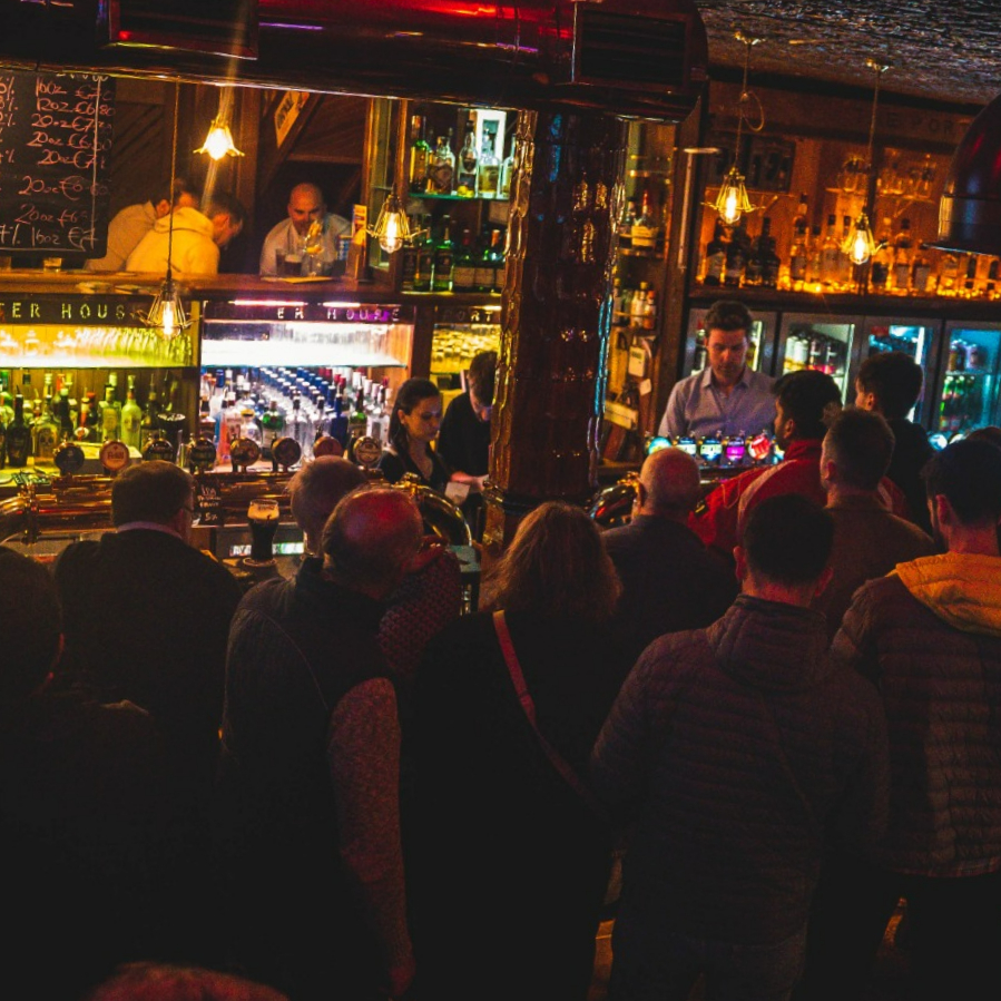 Friday evening buzz! Join us for live music and crackin' pints 🍻