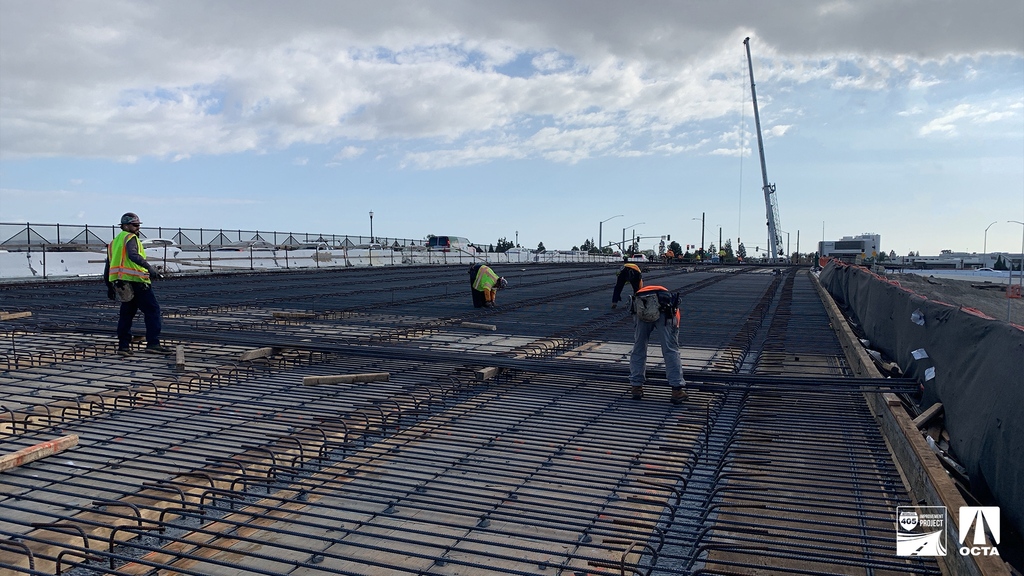 405improvement's tweet photo. This photo shows crews preparing rebar for the Brookhurst Street bridge phase 2 deck pour, which was completed in December with approximately 1,200 cubic yards of concrete! 😮
#Brookhurst #ConcretePour #Construction #405Improvement #CaltransOC https://t.co/wGSxkNcc0W