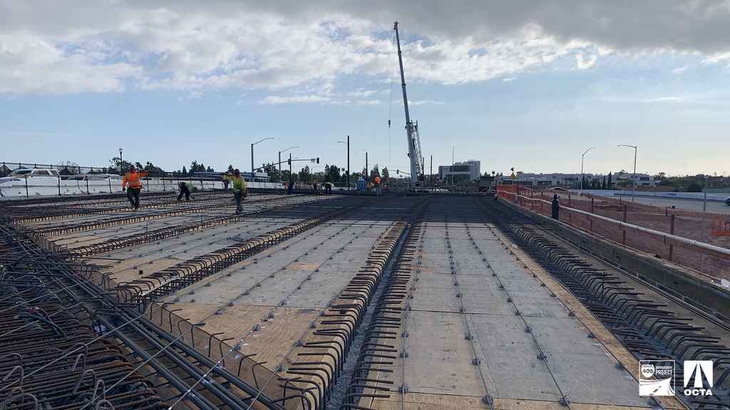 405improvement's tweet photo. This photo shows crews preparing rebar for the Brookhurst Street bridge phase 2 deck pour, which was completed in December with approximately 1,200 cubic yards of concrete! 😮
#Brookhurst #ConcretePour #Construction #405Improvement #CaltransOC https://t.co/wGSxkNcc0W