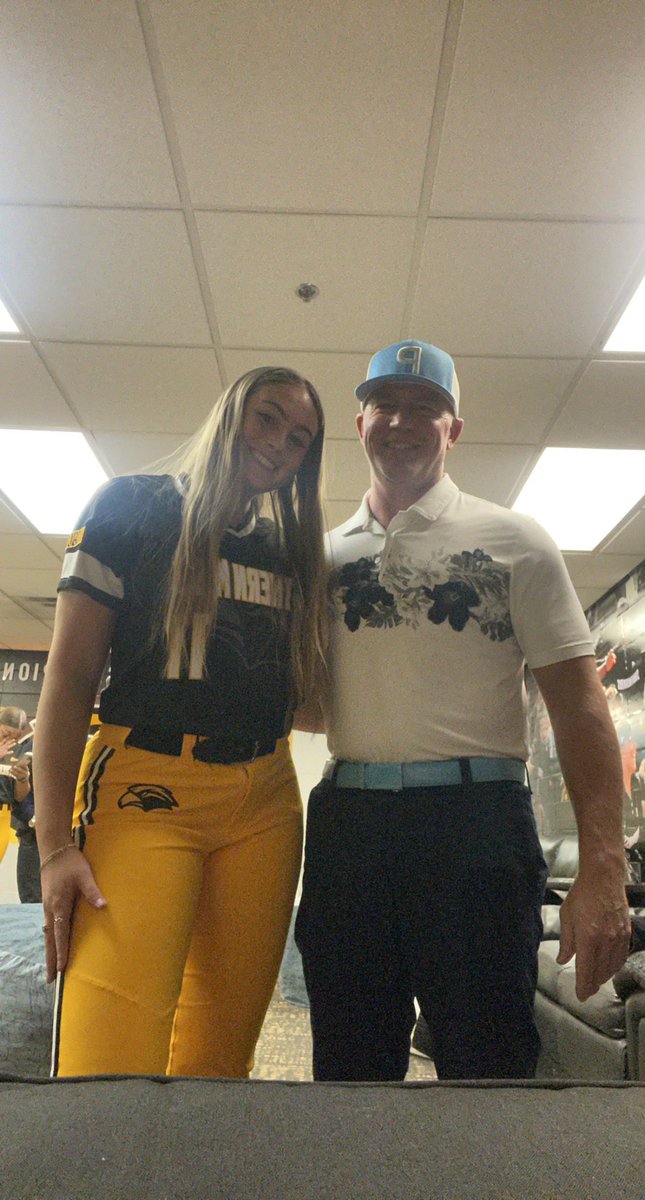 KayceBennett4's tweet photo. Official visit!!! It went great. I am so thankful they gave me an opportunity to talk with their girls and connect with them more. #SMTTT #Next4years @d1vision_sb @BigRockHawk @NataliePooleUSM @IzzyWerdann @liveoaksb_ https://t.co/9jVLfzvVzJ
