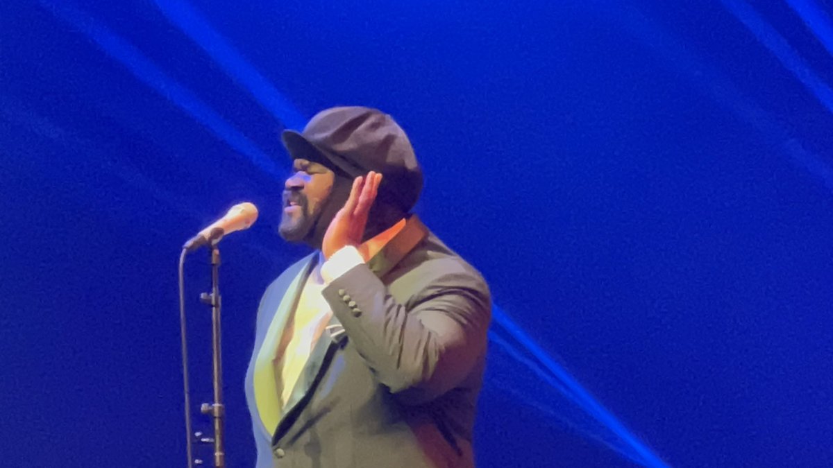 le_fono's tweet photo. Someone just screamed and said #ntate_gregory… 🤣🤣🤣he deserves it man! Aii suuka! 💛💛💛💛💛🎼🎸🎤🥁🎹🎺🎷
#GregoryPorterSA 
#libertylife
#702WalkTheTalk https://t.co/XzXYmGux6V