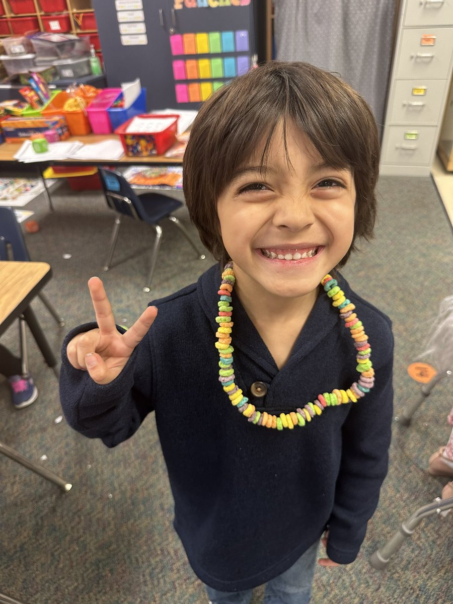 MsLewis38's tweet photo. My dapper students making their fruit loop necklaces 👵🏼👴🏼🤣 #myMISD @MinshewColts1 https://t.co/GyPdx3Csjg