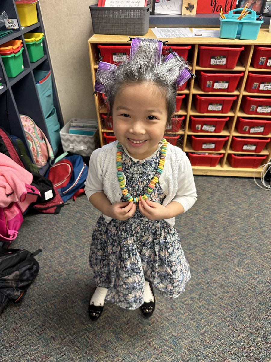 My dapper students making their fruit loop necklaces 👵🏼👴🏼🤣 #myMISD <a href="/MinshewColts1/">MinshewColts1</a>