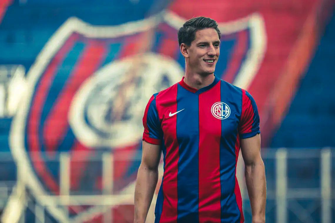 ExpressFutbolCL's tweet photo. ¡ATENCIÓN!🚨 Según pudimos averiguar, veedores del @VascodaGama están en Buenos Aires para observar 2 partidos: uno de ellos, es el San Lorenzo vs. Arsenal, donde Andrés Vombergar (28|🇸🇮) verá acción.

🔎 Quieren al delantero esloveno, quien también es pretendido por @ColoColo. https://t.co/78TnBLsYjc