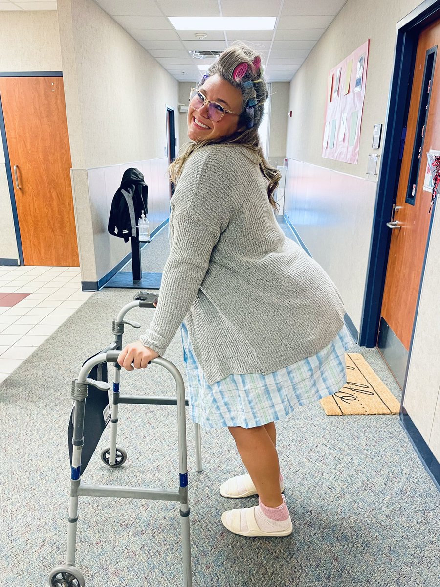 MsLewis38's tweet photo. THE BEST DAY! Celebrating 100 days of learning to last until you are 100-years- old! 👵🏼👴🏼🧓🏼 @MinshewColts1  #myMISD https://t.co/R6kkZBD6jX