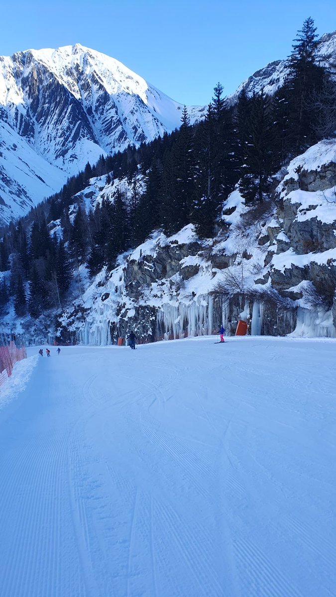 jameshook91's tweet photo. Great time away skiing in Alpe D’Huez. Great runs and superb scenery! 👍 https://t.co/GeqlqsLY1N
