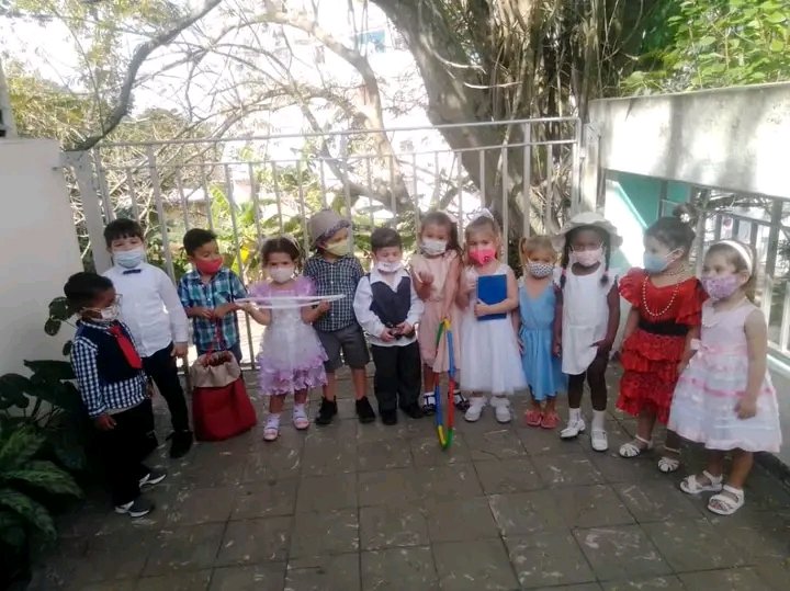 JuvenilClara's tweet photo. Otra muestra de amor a nuestro Apóstol ❤️ llega de manos de los pequeños del Círculo Infantil "Mi Trencito", quienes honran su memoria en vísperas del 170 aniversario del natalicio de #JoséMartí disfrazándose de diferentes personajes de sus obras para niños más icónicas. https://t.co/itIIv9Cdvo