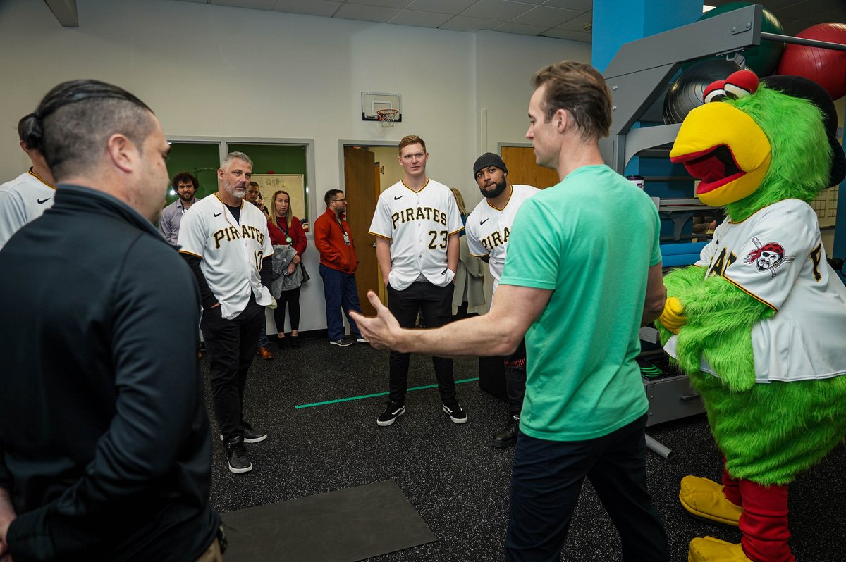 We visited our friends at @AHNToday to surprise them with lunch from <a href="/MarketDistrict/">Market District</a> and hang out with hospital staff and their families and thank them for all they do!