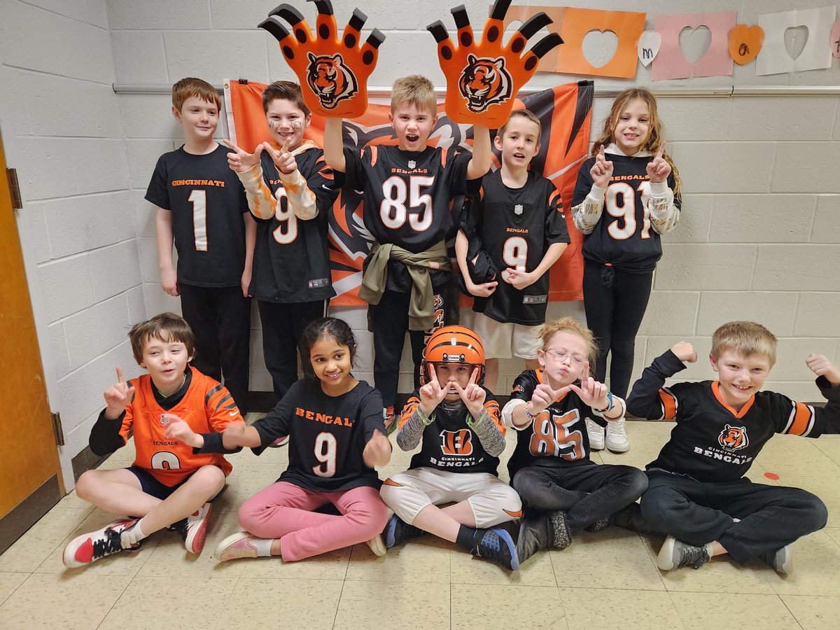 JFB3rdGray's tweet photo. WHY NOT US?? These 3rd grade students sure know how to show their spirit! Go Bengals!  WhoDey! #WhoDey @Bengals @JFBKnights @Kings_Schools @JFB_vingum3 https://t.co/UBg7XHM3zh