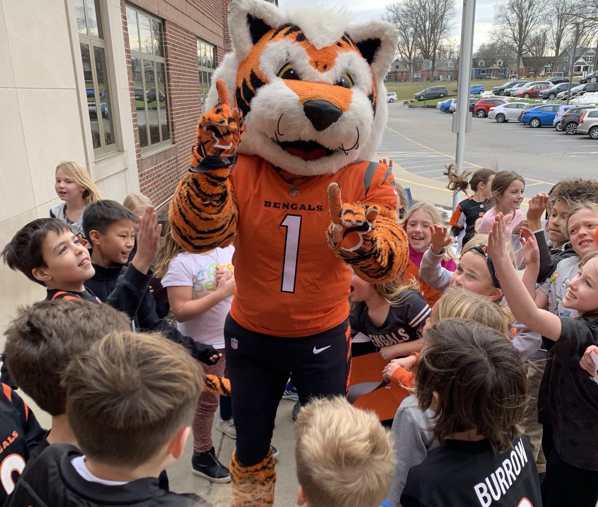 DaveBergan's tweet photo. Epic way to end the week! Thank you Who Dey for visiting ⁦⁦@MadeiraSchools⁩ and bringing the magic to these MES super fans! Who Dey!!!! ⁦@MadeiraESPrin⁩ ⁦@MadeiraFB⁩ ⁦@Bengals⁩ ⁦@KenjiMatsudo⁩ https://t.co/e0vKsYqOa9
