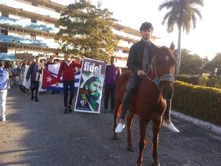 JuvenilClara's tweet photo. En memoria de nuestro #JoséMartí , los estudiantes del IPVCE Ernesto Guevara de Villa Clara protagonizan un desfile en su honor. Y es que, la impronta martiana, siempre ha sido un característico de este centro, uno de los grandes forjadores de los #MartianosHoy.
#170Aniversario https://t.co/ywQgaq70WD