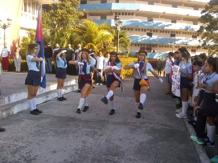 JuvenilClara's tweet photo. En memoria de nuestro #JoséMartí , los estudiantes del IPVCE Ernesto Guevara de Villa Clara protagonizan un desfile en su honor. Y es que, la impronta martiana, siempre ha sido un característico de este centro, uno de los grandes forjadores de los #MartianosHoy.
#170Aniversario https://t.co/ywQgaq70WD