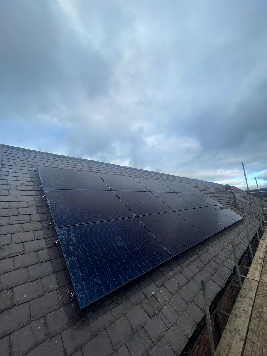 A_Class_P_And_E's tweet photo. Here’s another fantastic solarPV we have just fitted in #Huddersfield
We installed a 6kw hybrid inverter and 10kw of batterys on the this property.
#solar #solarPV #solarenergy #solarPVinstaller #Greenenergy #Foxess @FoxESS
#SolarExperts https://t.co/ZSuTxmvUh0