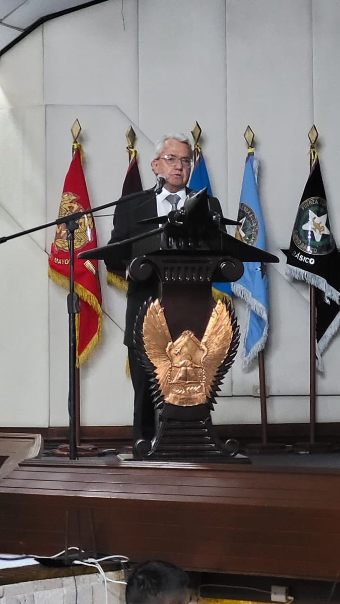 AcdiplomaticaEc's tweet photo. El director de la @AcdiplomaticaEc Galo Plaza Lasso 🇪🇨, Alejandro Suárez, fue uno de los expositores en el acto académico que realizó la Academia de Guerra Aérea con motivo del 28 aniversario de la gesta del Cenepa de 1995. https://t.co/fBnLEtjFVi
