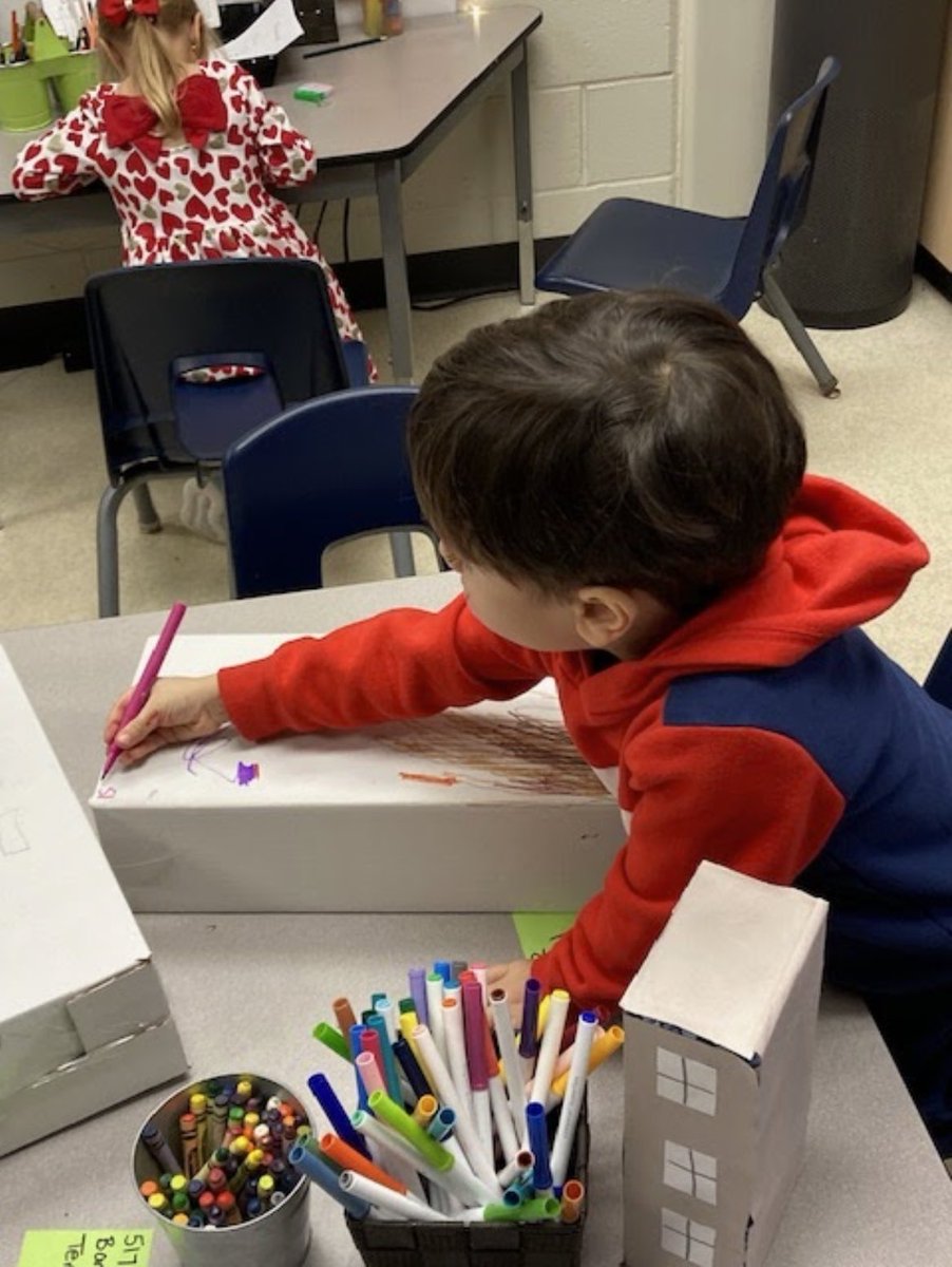 AnneJMacArthur1's tweet image. K4’s walks have led to an interest in finding their friends’ homes in the neighbourhood &amp;amp; google maps. They created their own map in the classroom and made their homes out of boxes to add to the block centre. They have found 13 of their friends’ homes! #studentledlearning