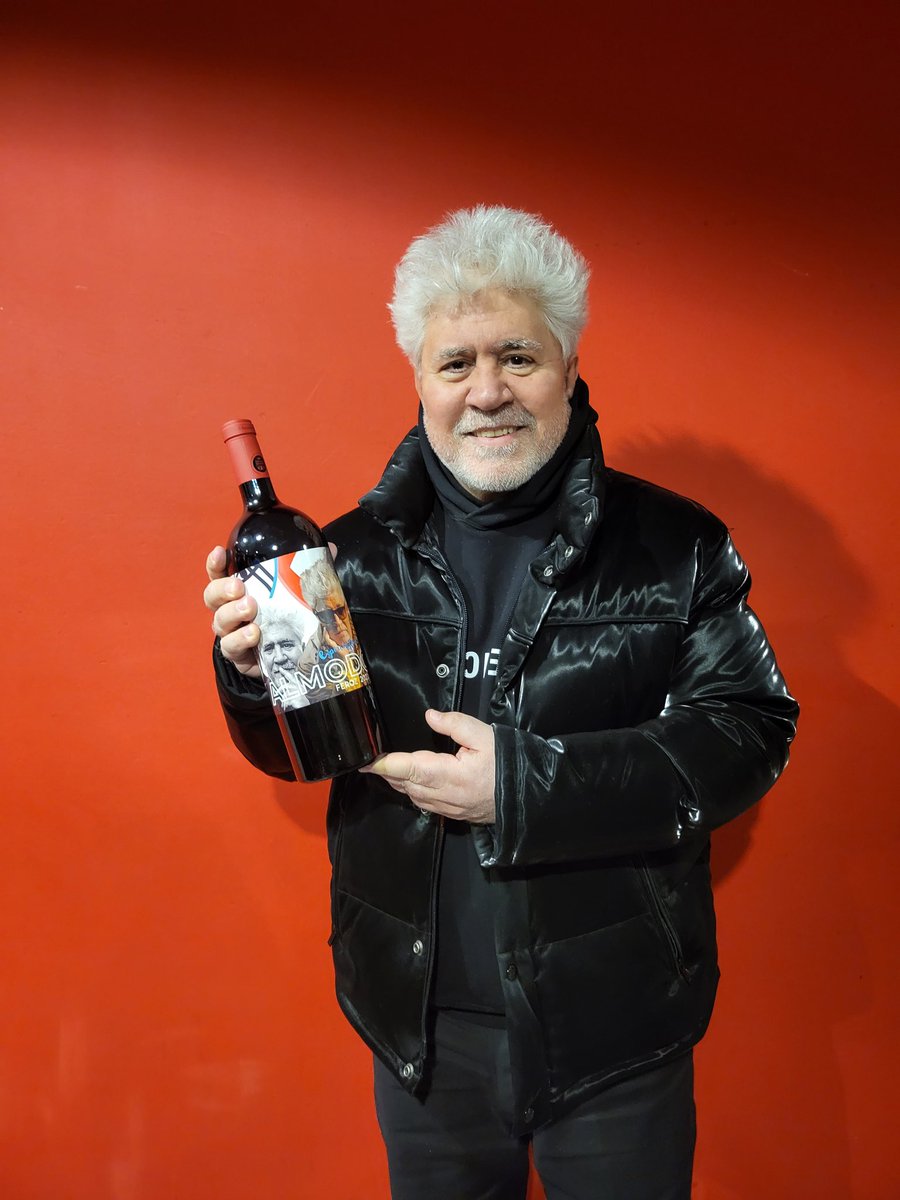 El carácter de los <a href="/PremiosFeroz/">Premios Feroz</a> se saborea ya en #Zaragoza 🍷🦊🍷

#PedroAlmodóvar acaba de recibir un poco del #espírituFerozRibera que protagoniza este fin de semana de cine 🎬