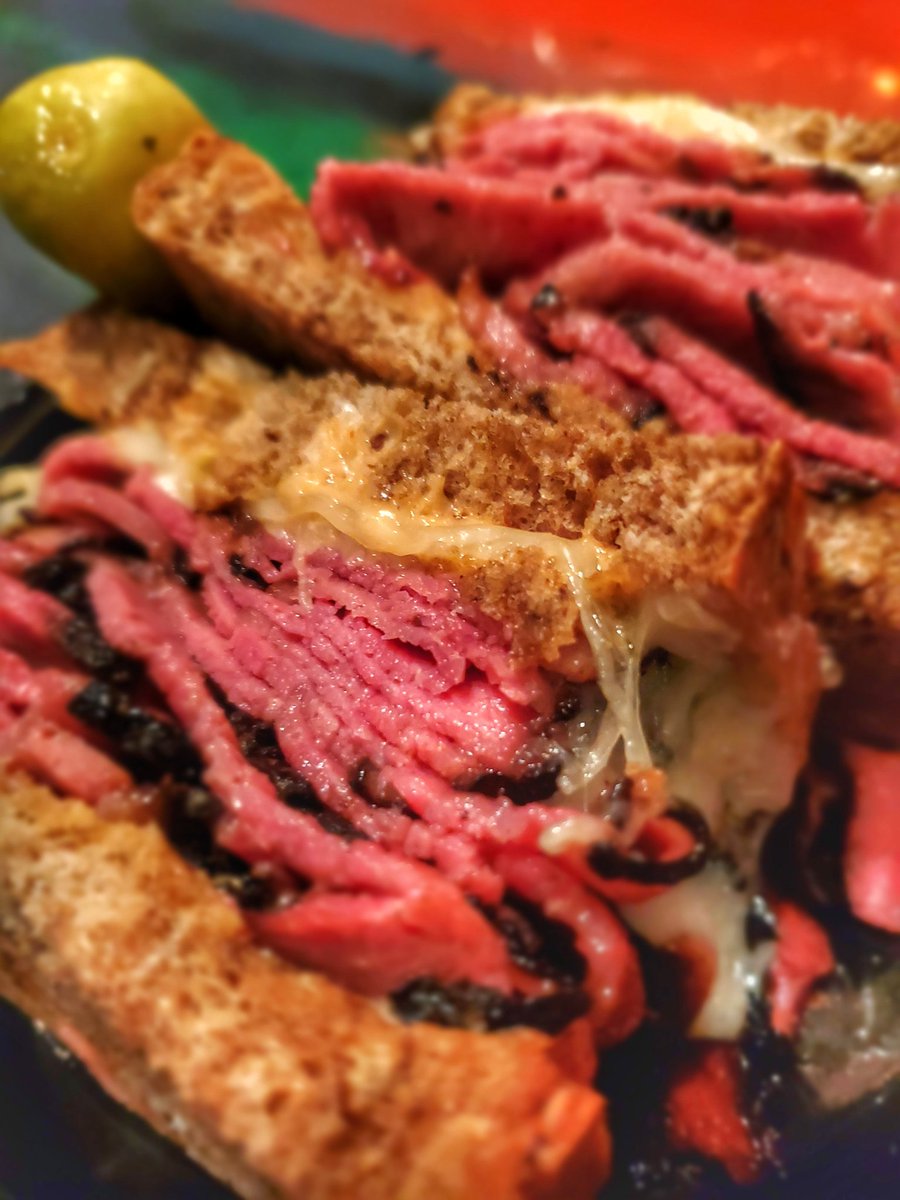swiffer1_'s tweet image. Forrr get about it!! 🤌😋 The Greensburg's Reuben with pastrami down here at Greensburgs in @NYNYVegas is 🔥🔥🔥 I had my sauerkraut on the side😏 I will Def be back to try all the other delicious sammys🥪 @MGMResortsIntl #nyny #vegas #lasvegasfood rate this @DegensFactory