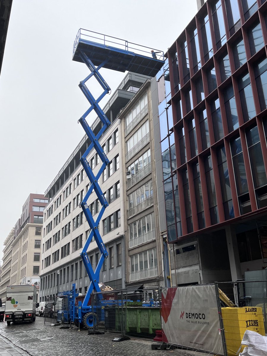 hamish_laing's tweet photo. You wouldn’t get me standing on a platform like that! Is it safe? #physics #leverarm #Bruxelles. https://t.co/e0c7wLojLk