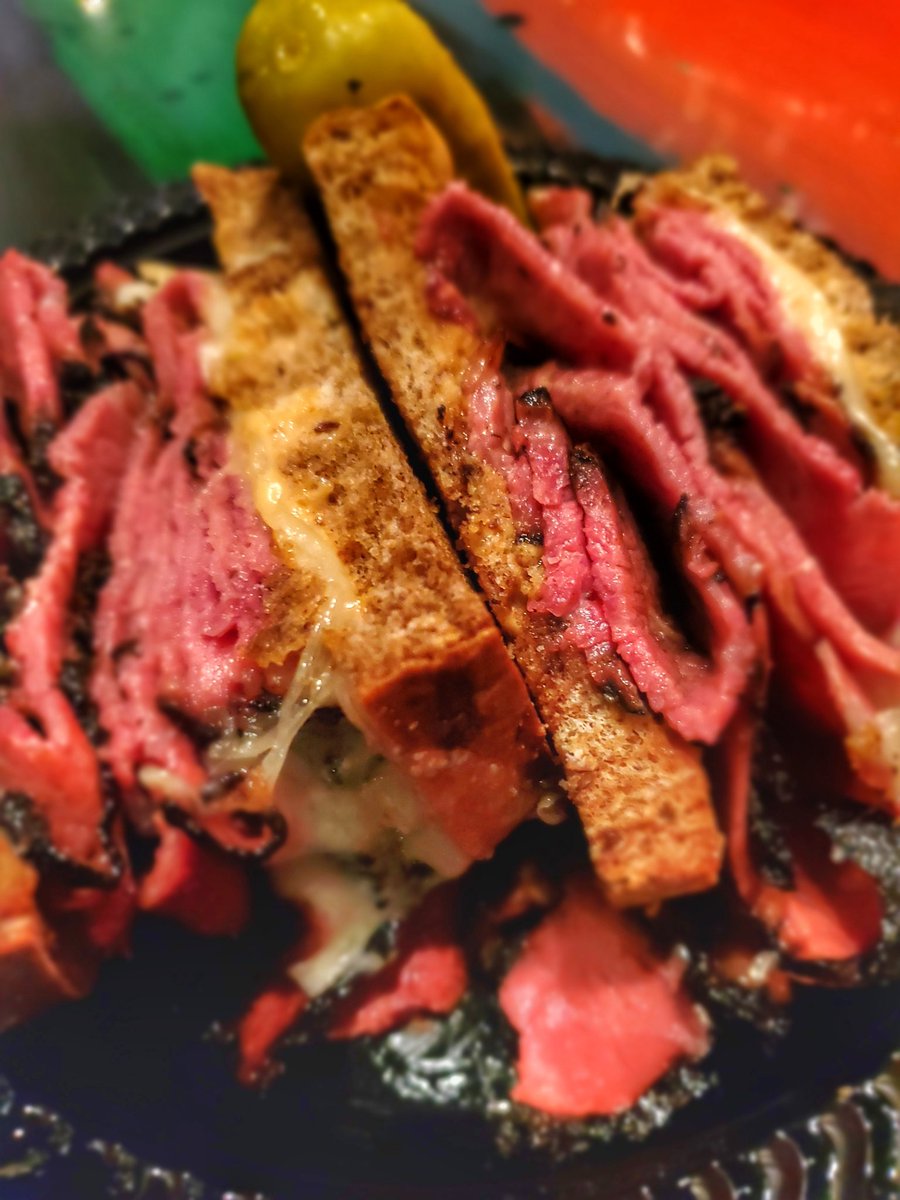 swiffer1_'s tweet image. Forrr get about it!! 🤌😋 The Greensburg's Reuben with pastrami down here at Greensburgs in @NYNYVegas is 🔥🔥🔥 I had my sauerkraut on the side😏 I will Def be back to try all the other delicious sammys🥪 @MGMResortsIntl #nyny #vegas #lasvegasfood rate this @DegensFactory