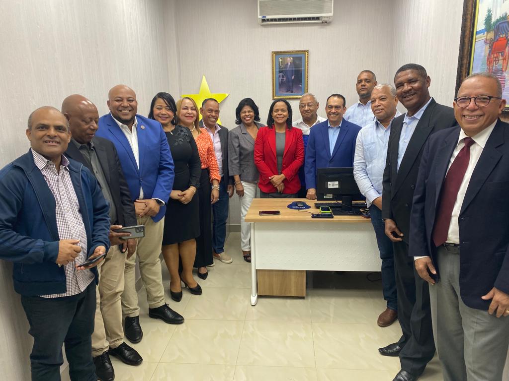PLDSDO's tweet photo. El PLD #SantoDomingoOeste trabaja arduamente en el fortalecimiento de los lineamientos institucionales y en el contacto con todas las fuerzas vivas del municipio.
#PLDSDOdePie 💫
#AbelPresidente ✨
#PLDCreceYseFortalece https://t.co/6asYmebs1H
