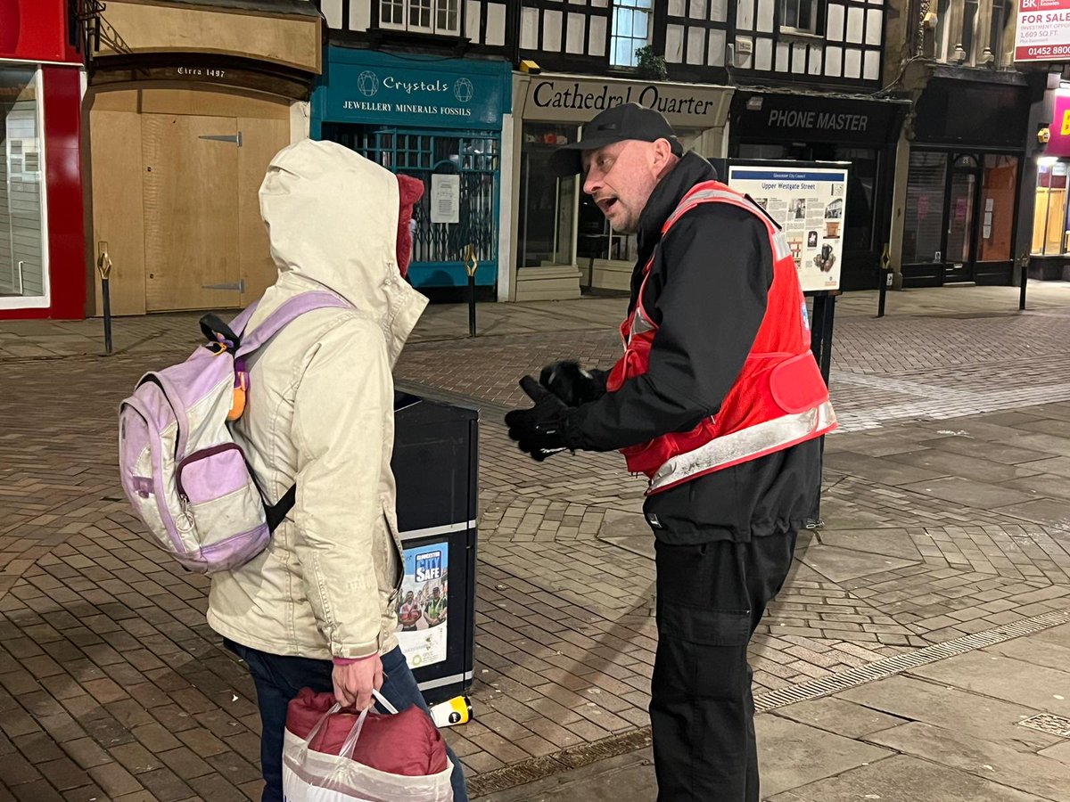 #CPOLuke & #CPOPhil currently out engaging with a #Homeless individual and refuring them to the relevant #agencies

#AlwaysHereToHelp
#BeingCompassionate
#OneTeam

@GloucesterBID
@GloucesterCity
@GlosCityPolice
@Glos_OPCC
@P3GlosOutreach
@GlosCitySafe