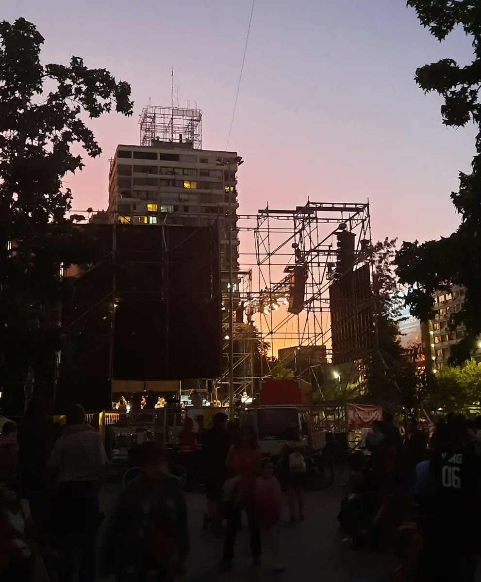 bernizamorano's tweet photo. Que momento más precioso vivimos con mi familia anoche en Plaza Italia con la Novena sinfonía a cargo de @lasinfonica en los 180 años de la @uchile 
Atesorar y llenar de música un espacio que nos une. https://t.co/a0rTSU2ZTp