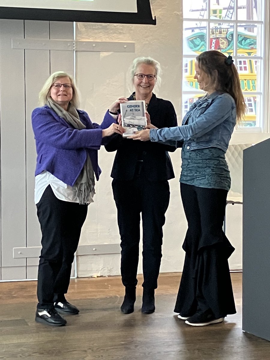 Eerste exemplaar van het ⁦<a href="/JaarboekVrouwen/">Jaarboek voor Vrouwengeschiedenis</a>⁩ ‘Gender at Sea’ werd vanmiddag uitgereikt in het ⁦<a href="/schpvrtmsm/">Het Scheepvaartmuseum</a>⁩ door gastredacteur Djoeke van Netten aan Marja de Keuning van ⁦<a href="/MaritiemPortal/">Maritiem Portal</a>⁩ ⁦<a href="/huygens_knaw/">Huygens Instituut - KNAW</a>⁩ en Anita van Dissel van ⁦<a href="/LeidenHum/">Leiden University - Faculty of Humanities</a>⁩