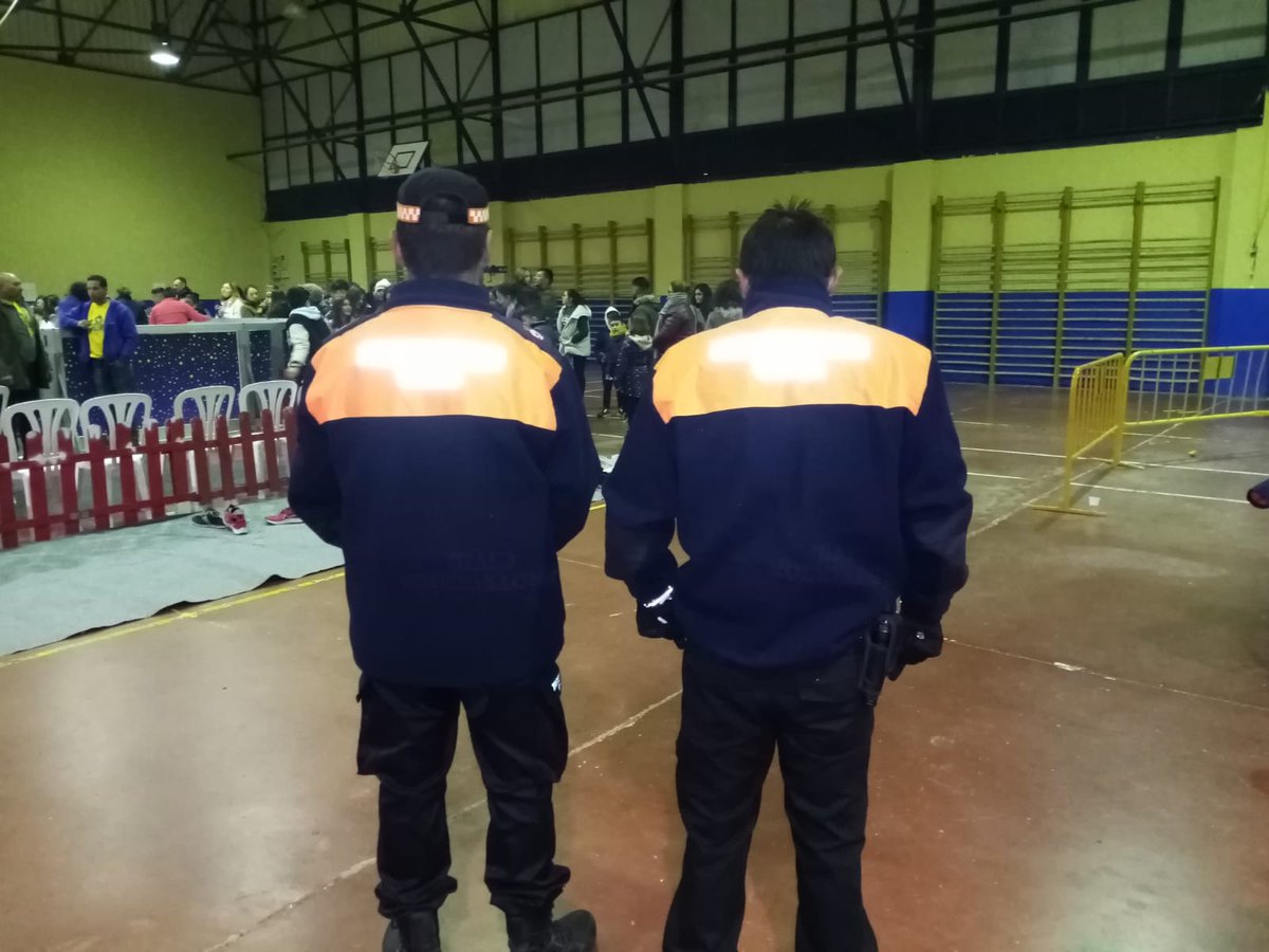 En la tarde de ayer viernes, 2 Voluntarios de Protección Civil prestaron servicio en el Pabellón del Colegio, se montó una pista de patinaje sobre hielo artificial, donde se realizaron varias actividades con niños de 4 vecinas localidades, servicio finalizado sin incidencias.